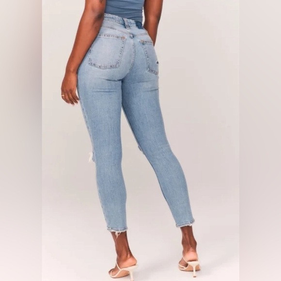 NWT - A&F The Skinny High Rise Jeans in Light Ripped Wash - Size 37/24 - Picture 4 of 6